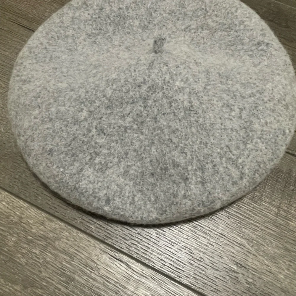 H&M Women's Felted wool beret Hat Light Gray. - Picture 6 of 7
